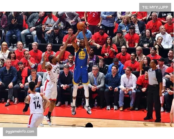 致敬时刻：猛龙主场播放视频致敬即将退役的球队名宿